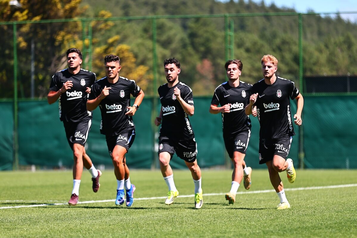 Besiktas: Italiano sortiert zum Trainingsauftakt sieben Spieler aus – Özen: „Sind uns mit drei Spieler einig“