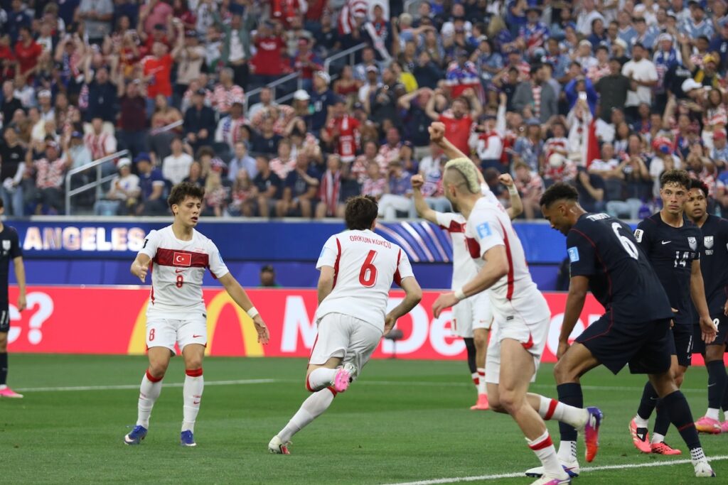 Globales Medienecho nach dem WM-Drama: Internationale Fachpresse würdigt den stolzen Abschied der Türkei gegen die USA!