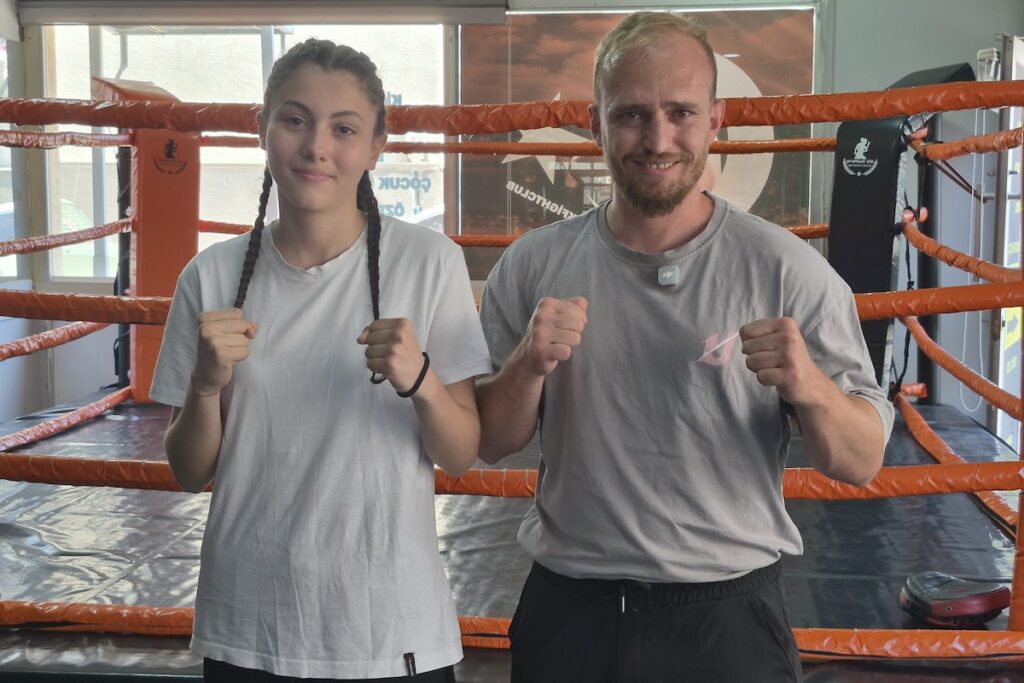 Mit 15 Jahren 3 WM-Titel: Türkisches Kickbox-Phänomen Özge Gündag fegt die Weltelite im Rekordtempo von der Matte!