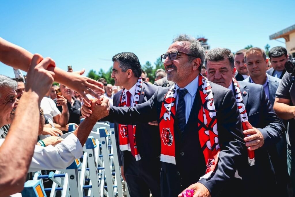 Fenerbahce-Stadion-Sponsor rettet türkischen Traditionsklub: Chobani-Gründer Hamdi Ulukaya pumpt Mega-Millionenbetrag in seine Heimat Erzincan! Fenerbahce-Stadion-Sponsor rettet türkischen Traditionsklub: Chobani-Gründer Hamdi Ulukaya pumpt Mega-Millionenbetrag in seine Heimat Erzincan!