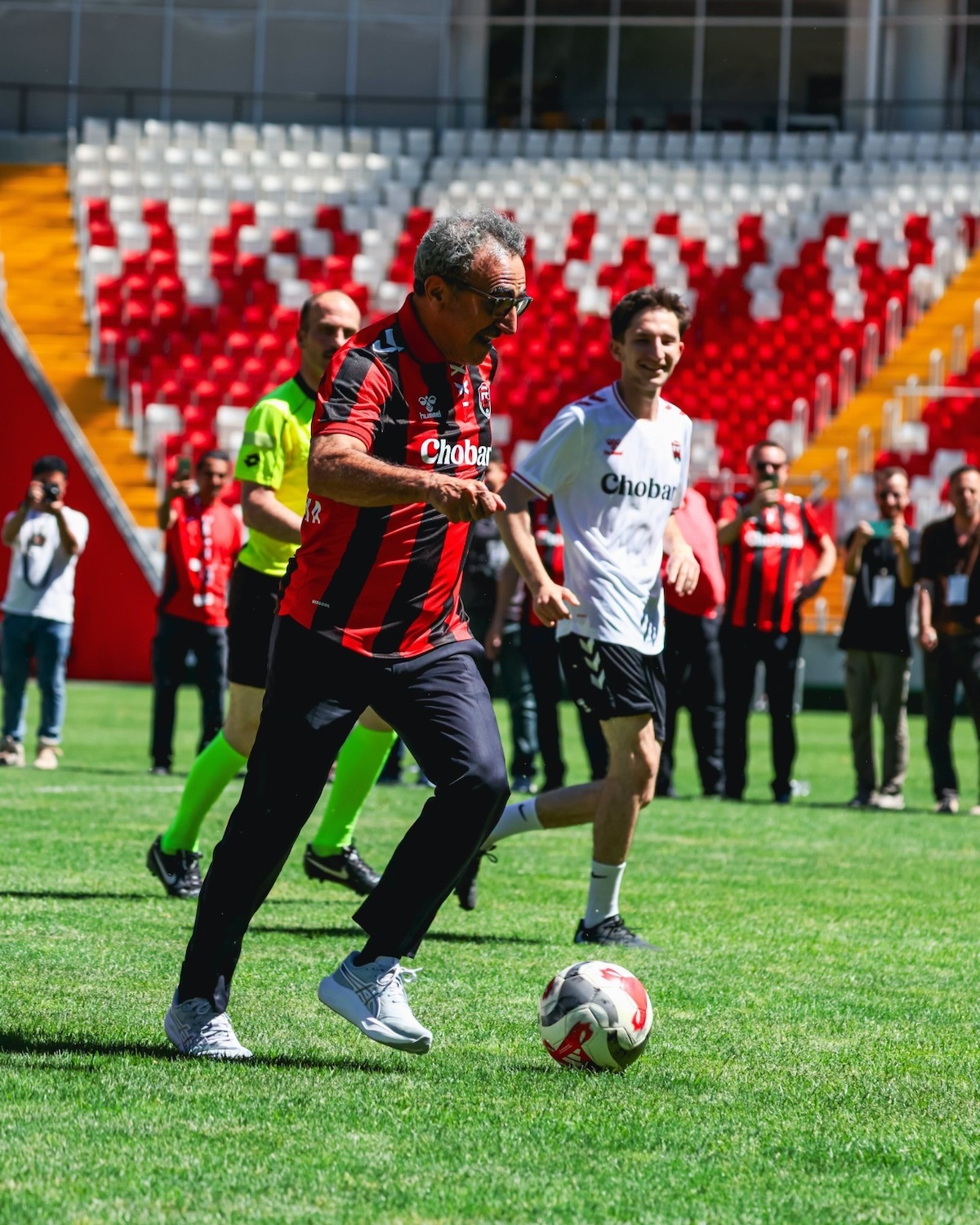 Fenerbahce-Stadion-Sponsor rettet türkischen Traditionsklub: Chobani-Gründer Hamdi Ulukaya pumpt Mega-Millionenbetrag in seine Heimat Erzincan!
