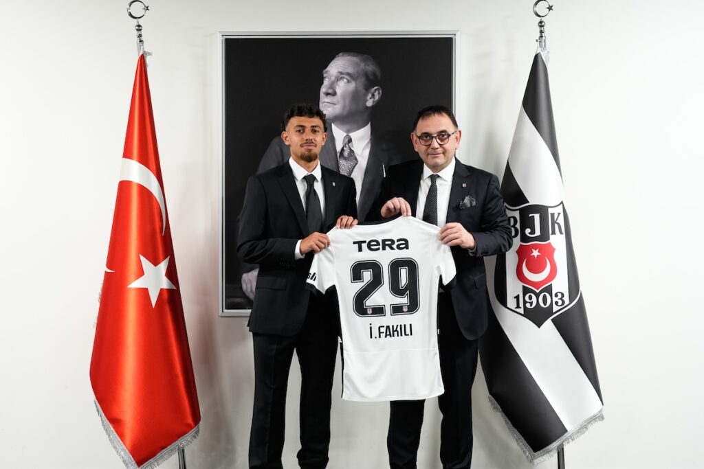 Neuzugang im Rausch der Vorfreude: Ilhan Fakili adelt das Besiktas-Publikum und kündigt Meister-Jagd an! Neuzugang im Rausch der Vorfreude: Ilhan Fakili adelt das Besiktas-Publikum und kündigt Meister-Jagd an!