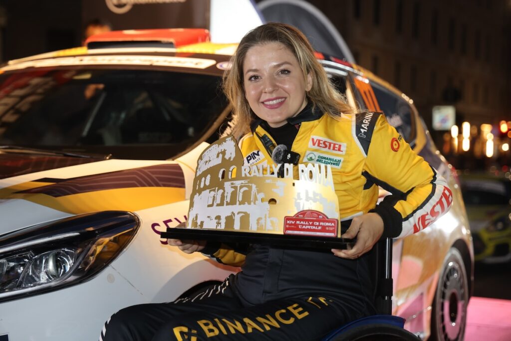 Motorsport-Sensation in Rom: Kübra Denizci Keskin triumphiert mit Handgas und feiert doppelten Podestplatz! Motorsport-Sensation in Rom: Kübra Denizci Keskin triumphiert mit Handgas und feiert doppelten Podestplatz!
