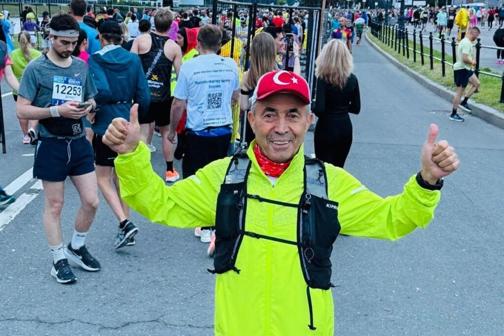 Altersloses Laufwunder aus Antalya: 77-jähriger „Ironman“ Ali Bidi stürmt in Russland unter die Top 5 der Welt! Altersloses Laufwunder aus Antalya: 77-jähriger „Ironman“ Ali Bidi stürmt in Russland unter die Top 5 der Welt!
