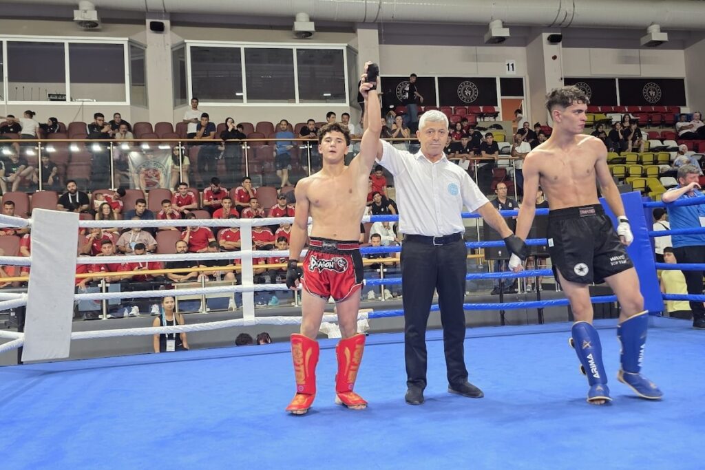 Kenan Sahin aus Salihli wird türkischer Kickbox-Meister und kämpft in Italien bei Junioren-WM Kenan Sahin aus Salihli wird türkischer Kickbox-Meister und kämpft in Italien bei Junioren-WM