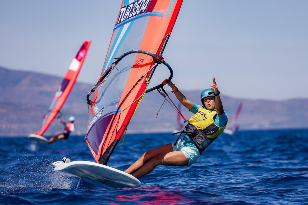 Sonniger Goldregen in Spanien: Windsurf-Nachwuchs aus Izmir stürmt den WM-Thron! Sonniger Goldregen in Spanien: Windsurf-Nachwuchs aus Izmir stürmt den WM-Thron!