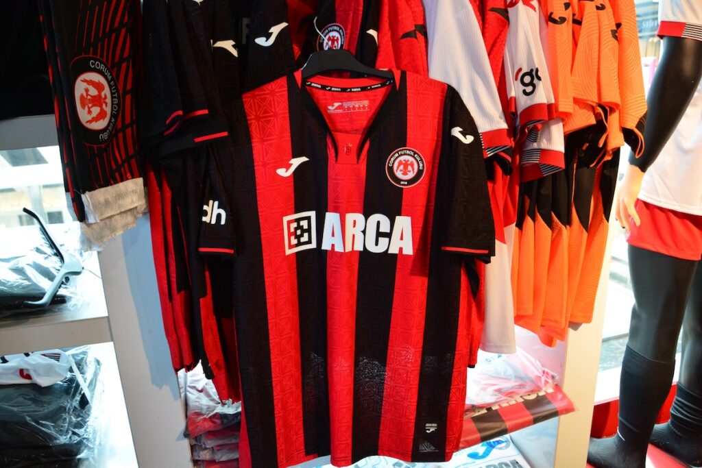 Ansturm auf die Traditionskleider: Süper-Lig-Neuling Corum FK löst gigantische Trikot-Euphorie aus! Ansturm auf die Traditionskleider: Süper-Lig-Neuling Corum FK löst gigantische Trikot-Euphorie aus!