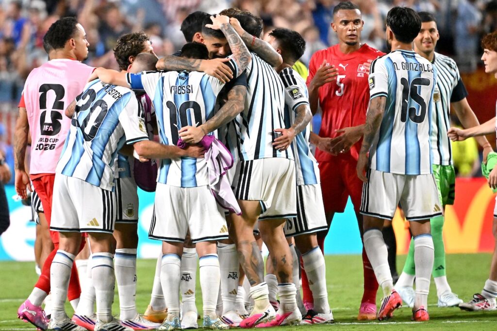 Argentinien ringt dezimierte Schweiz nach Verlängerung mit 3:1 nieder und steht im WM-Halbfinale Argentinien ringt dezimierte Schweiz nach Verlängerung mit 3:1 nieder und steht im WM-Halbfinale