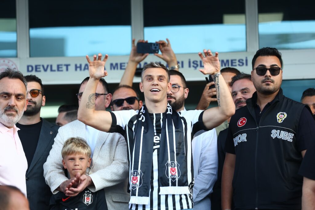 Flughafen-Wahnsinn in Istanbul: 2000 Fans empfangen Arsenal-Star Leandro Trossard mit Pyro und Gesängen Flughafen-Wahnsinn in Istanbul: 2000 Fans empfangen Arsenal-Star Leandro Trossard mit Pyro und Gesängen