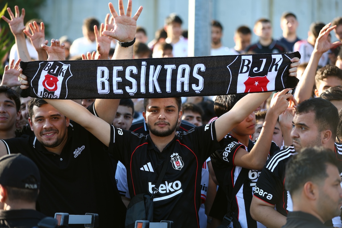Flughafen-Wahnsinn in Istanbul: 2000 Fans empfangen Arsenal-Star Leandro Trossard mit Pyro und Gesängen