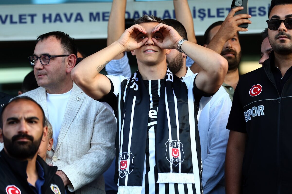 Flughafen-Wahnsinn in Istanbul: 2000 Fans empfangen Arsenal-Star Leandro Trossard mit Pyro und Gesängen