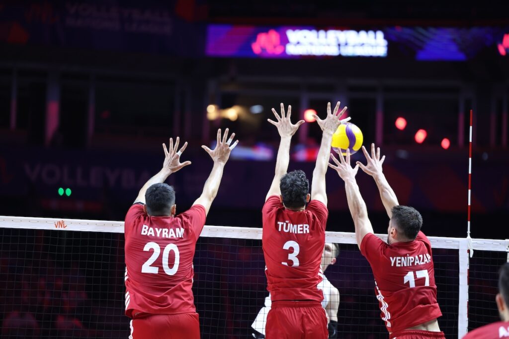 Souveräner Dreisatzsieg in Belgrad: Türkische Volleyballer überrollen Gastgeber Serbien mit 3:0 Souveräner Dreisatzsieg in Belgrad: Türkische Volleyballer überrollen Gastgeber Serbien mit 3:0