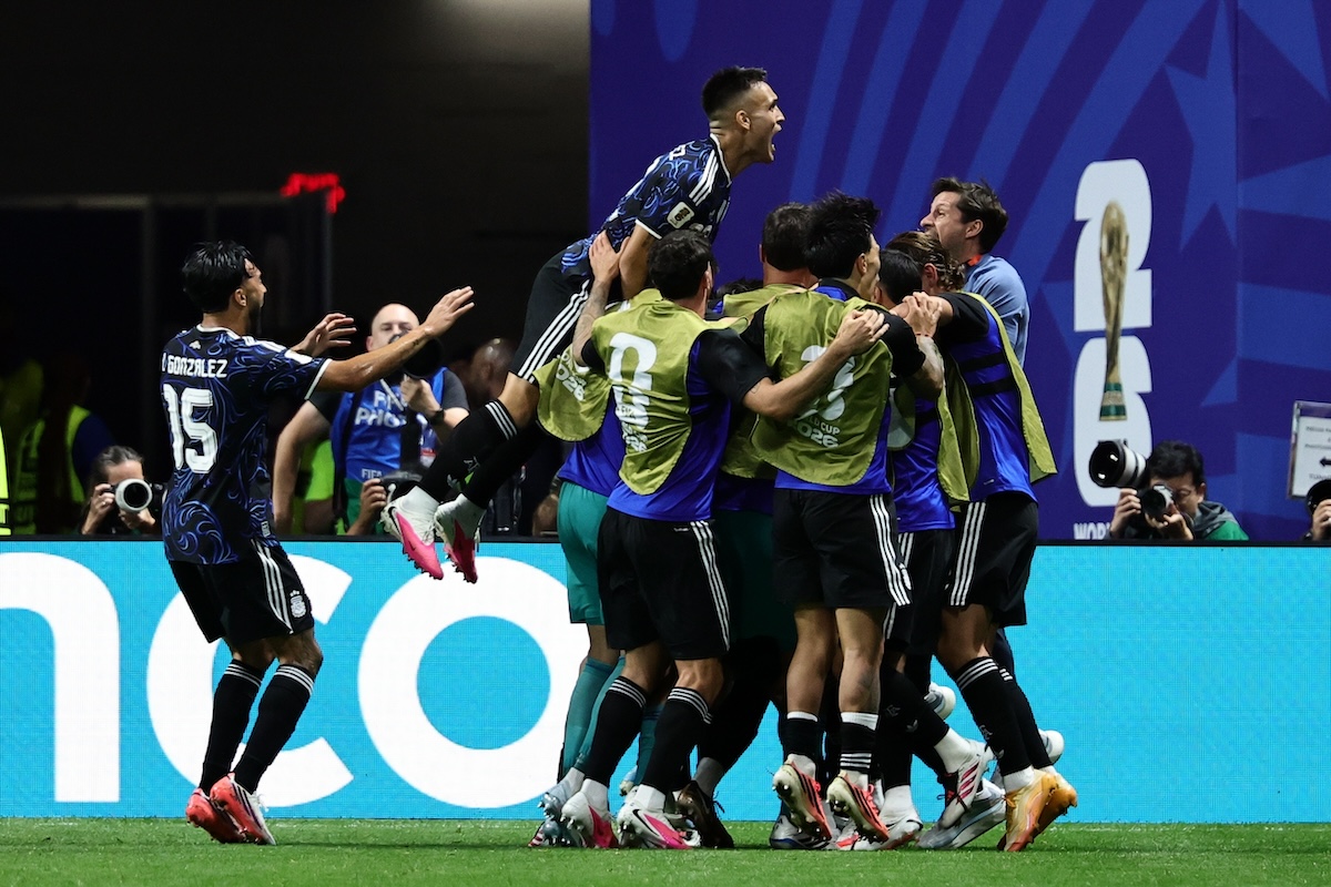 Südamerikanische Ekstase in der Nachspielzeit: Messi-Gala reißt Englands Final-Traum in Stücke!