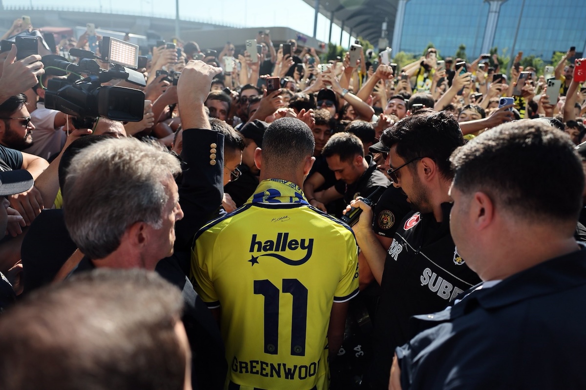 Frenetische Fans am Flughafen platzen vor Euphorie: Rekordeinkauf Mason Greenwood landet in Istanbul