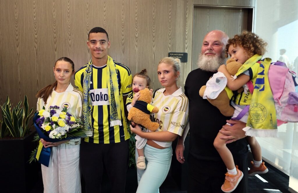 Frenetische Fans am Flughafen platzen vor Euphorie: Rekordeinkauf Mason Greenwood landet in Istanbul Frenetische Fans am Flughafen platzen vor Euphorie: Rekordeinkauf Mason Greenwood landet in Istanbul