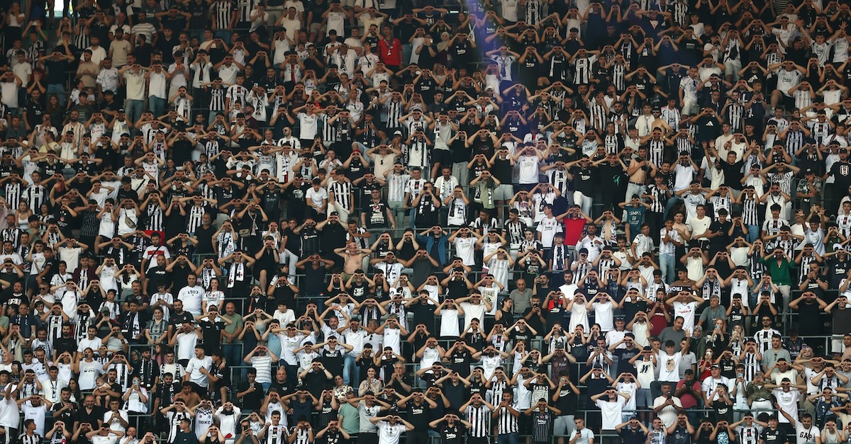 Gänsehaut im Tüpras-Stadion: 20.000 Besiktas-Fans feiern die Ankunft von Rekordtransfer Leandro Trossard!