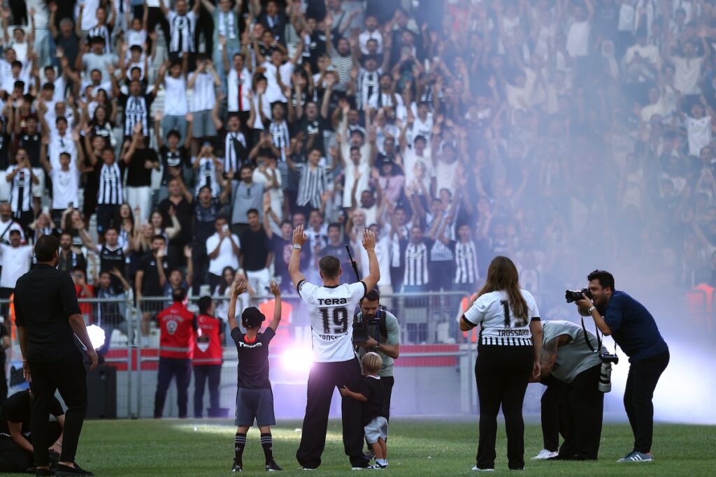 Gänsehaut im Tüpras-Stadion: 20.000 Besiktas-Fans feiern die Ankunft von Rekordtransfer Leandro Trossard! Gänsehaut im Tüpras-Stadion: 20.000 Besiktas-Fans feiern die Ankunft von Rekordtransfer Leandro Trossard!