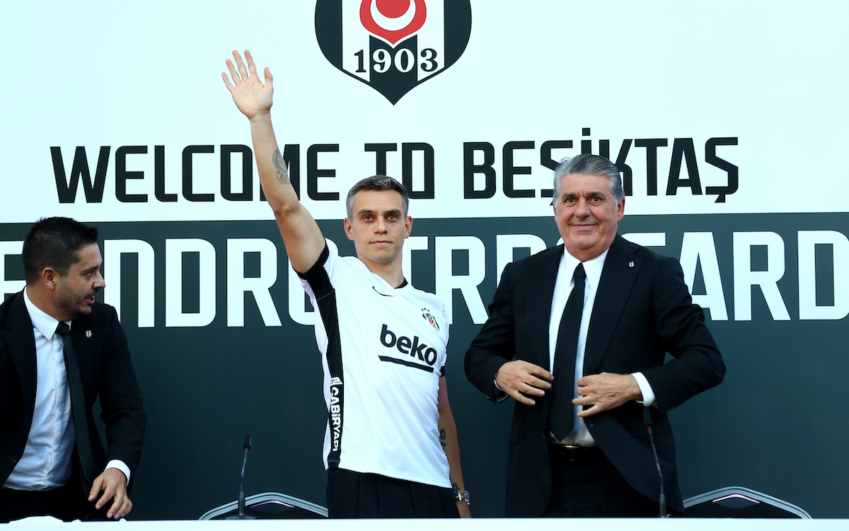 Gänsehaut im Tüpras-Stadion: 20.000 Besiktas-Fans feiern die Ankunft von Rekordtransfer Leandro Trossard!