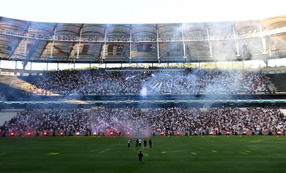 Gänsehaut im Tüpras-Stadion: 20.000 Besiktas-Fans feiern die Ankunft von Rekordtransfer Leandro Trossard!