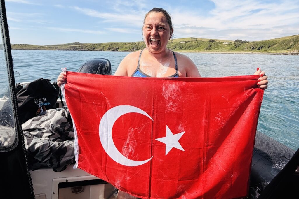 Extremsport-Glanztat: Melisa Uluarslan bezwingt als dritte Türkin den eiskalten Nordkanal nach 14 Stunden