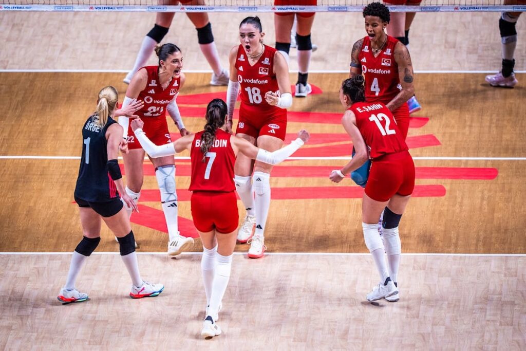 Zweiter Titelgewinn winkt: Türkische Volleyballerinnen schlagen China mit 3:0 und stehen im VNL-Finale Zweiter Titelgewinn winkt: Türkische Volleyballerinnen schlagen China mit 3:0 und stehen im VNL-Finale