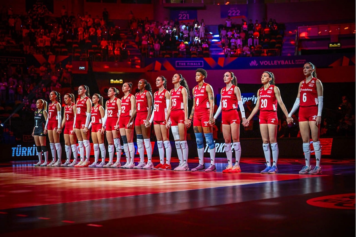 Zweiter Titelgewinn winkt: Türkische Volleyballerinnen schlagen China mit 3:0 und stehen im VNL-Finale