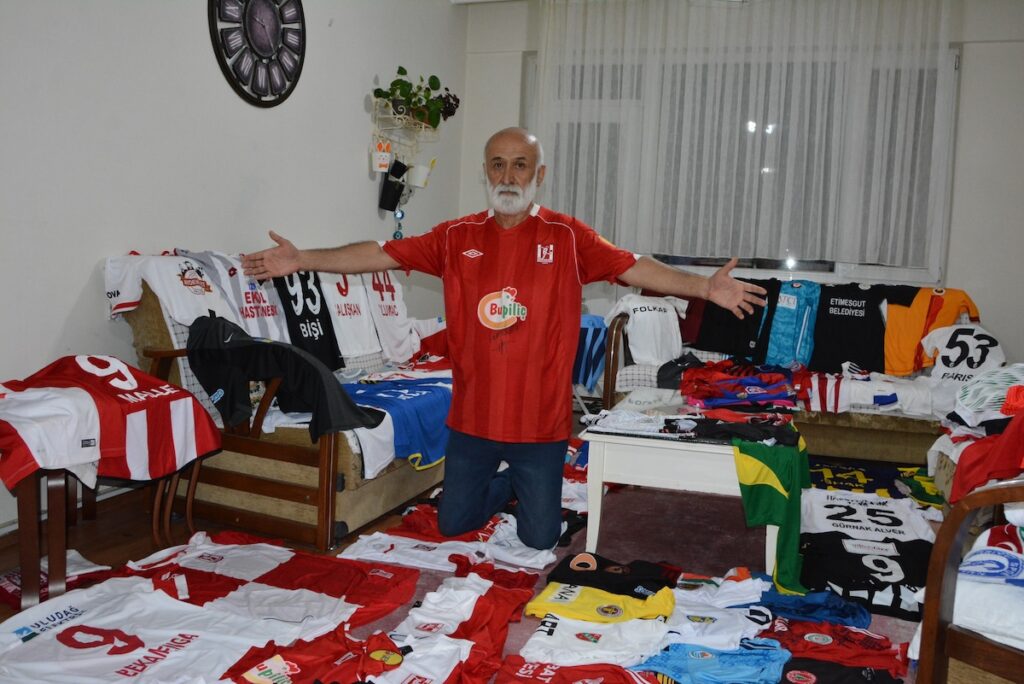 Faszination Trikotsammlung: Journalist aus Balikesir erschafft privates Fußballmuseum mit 300 Raritäten