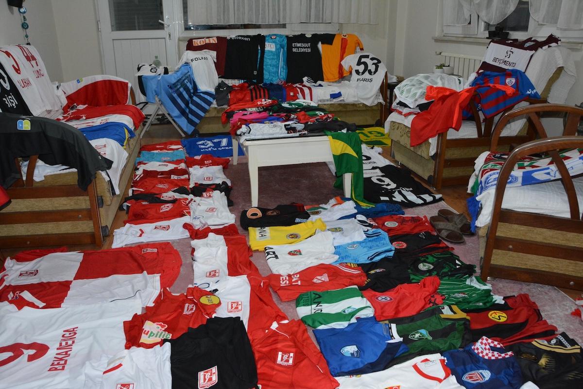Faszination Trikotsammlung: Journalist aus Balikesir erschafft privates Fußballmuseum mit 300 Raritäten