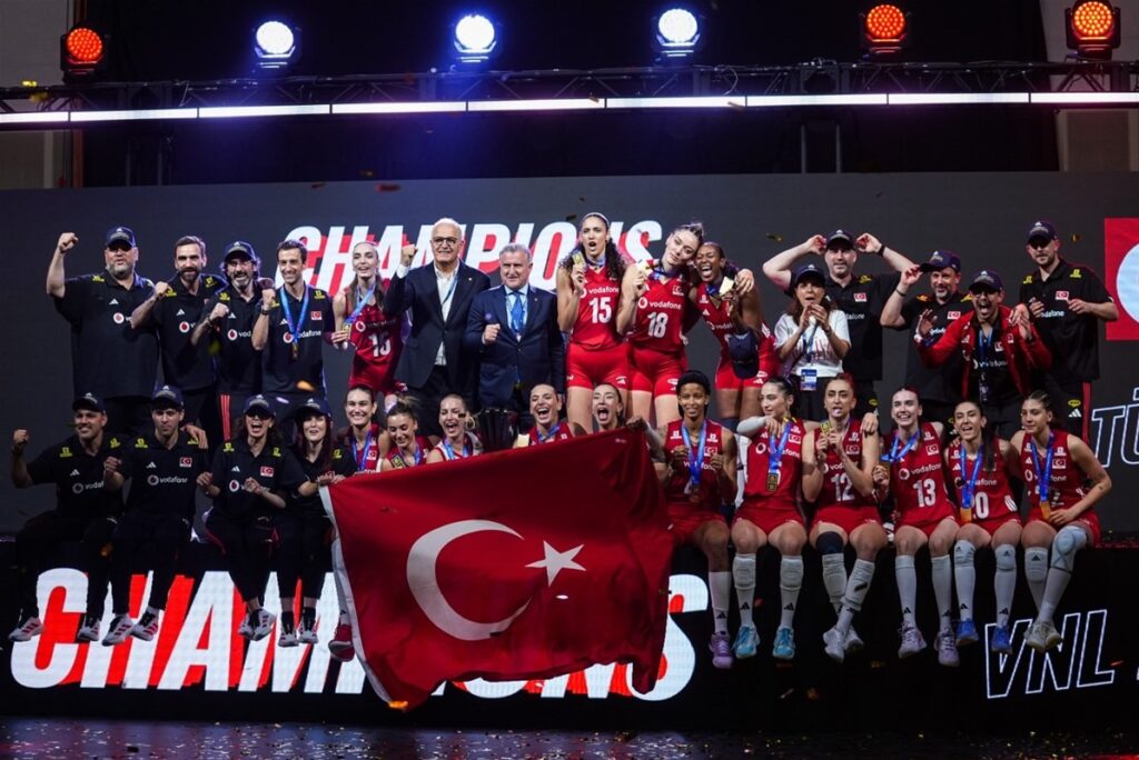 Nach VNL-Triumph: Türkei-Trainer Santarelli rechnet mit Kritikern ab – Vargas, Örge, Günes peilen bereits EM-Titel an