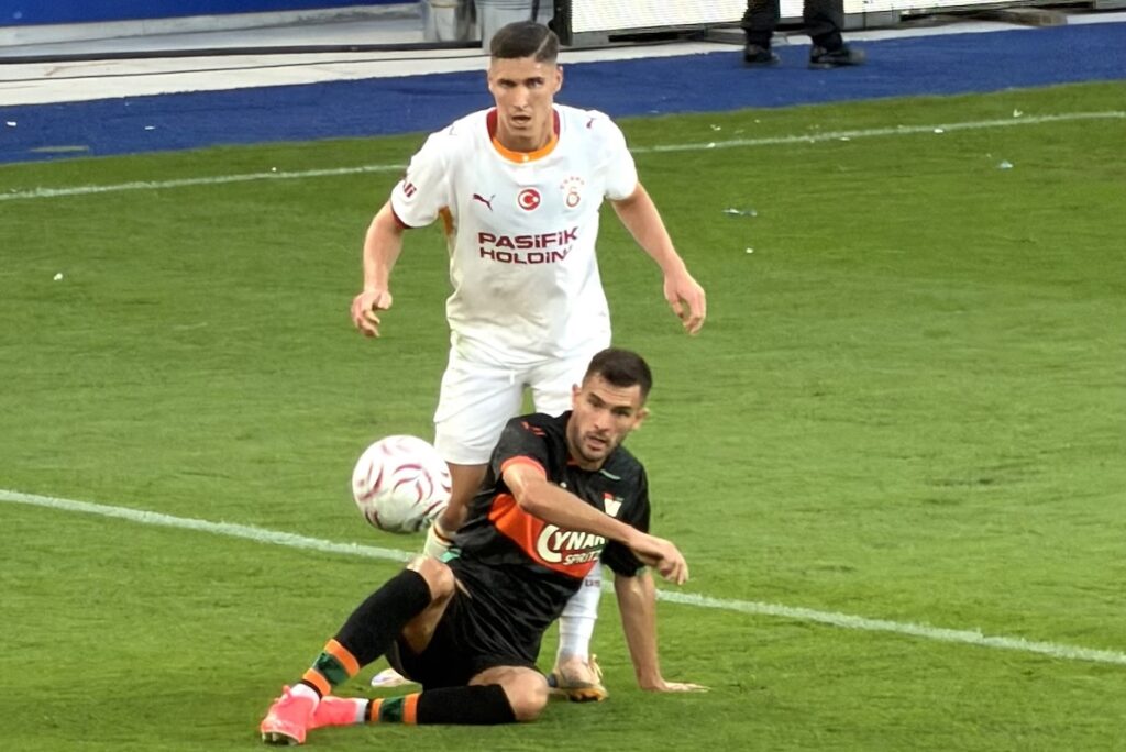 Galatasaray kassiert 0:3-Testspielpleite gegen Venedig: Okan Buruk spricht Klartext zu Transfers und Abwehr-Patzer