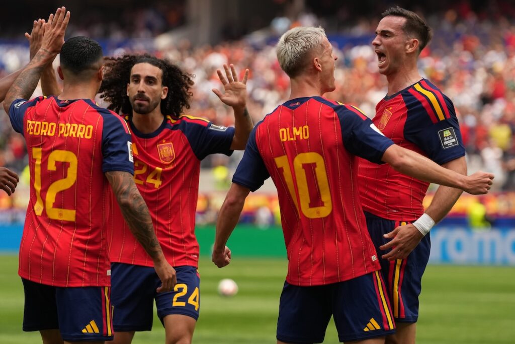 Spanien besiegt Titelverteidiger Argentinien mit 1:0 und wird zum zweiten Mal Weltmeister Spanien besiegt Titelverteidiger Argentinien mit 1:0 und wird zum zweiten Mal Weltmeister