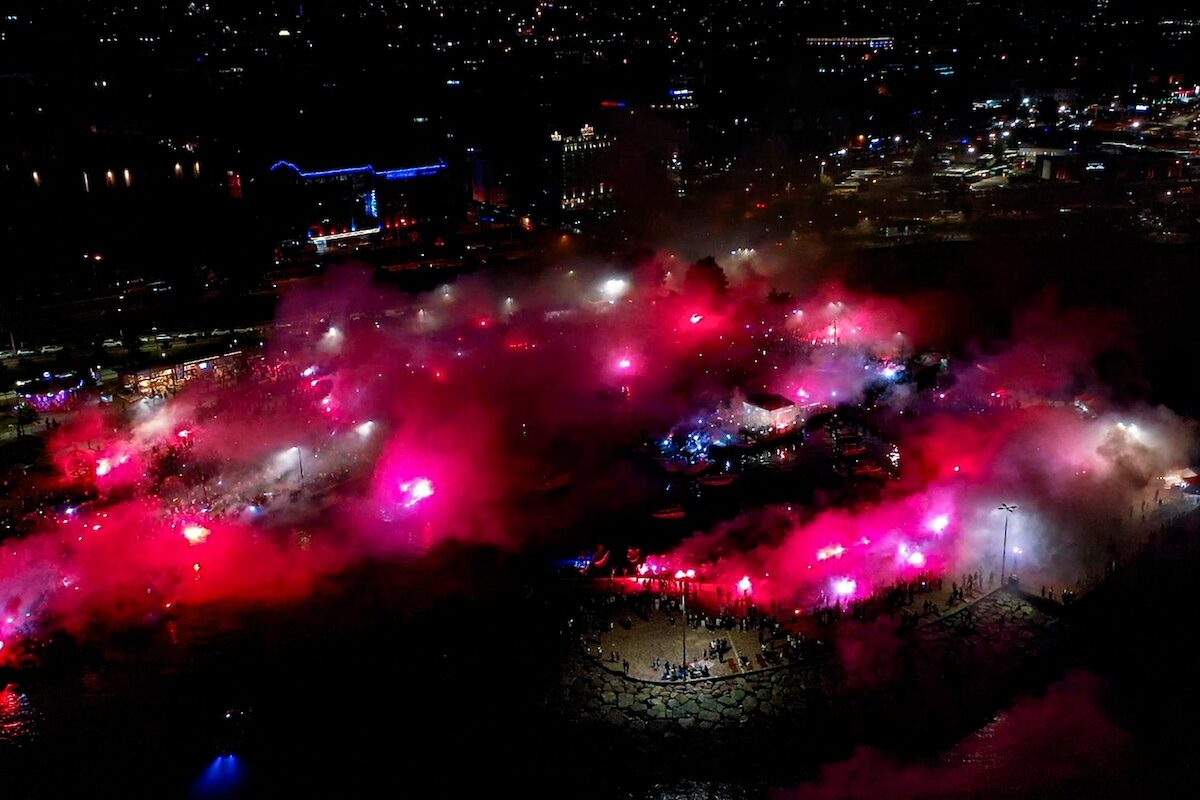 Fackelmeer an der Küste: Tausende Fans feiern Trabzonspors 59. Vereinsjubiläum in Ganita