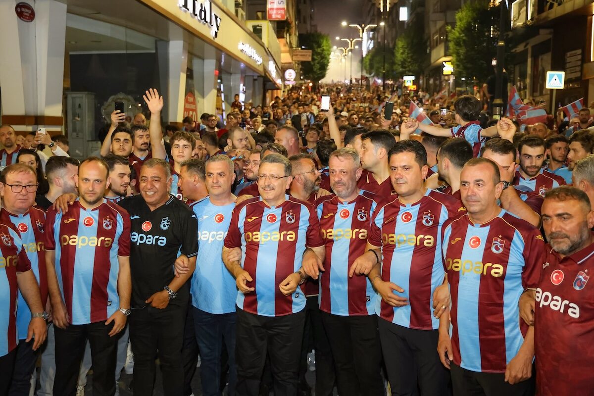 Fackelmeer an der Küste: Tausende Fans feiern Trabzonspors 59. Vereinsjubiläum in Ganita