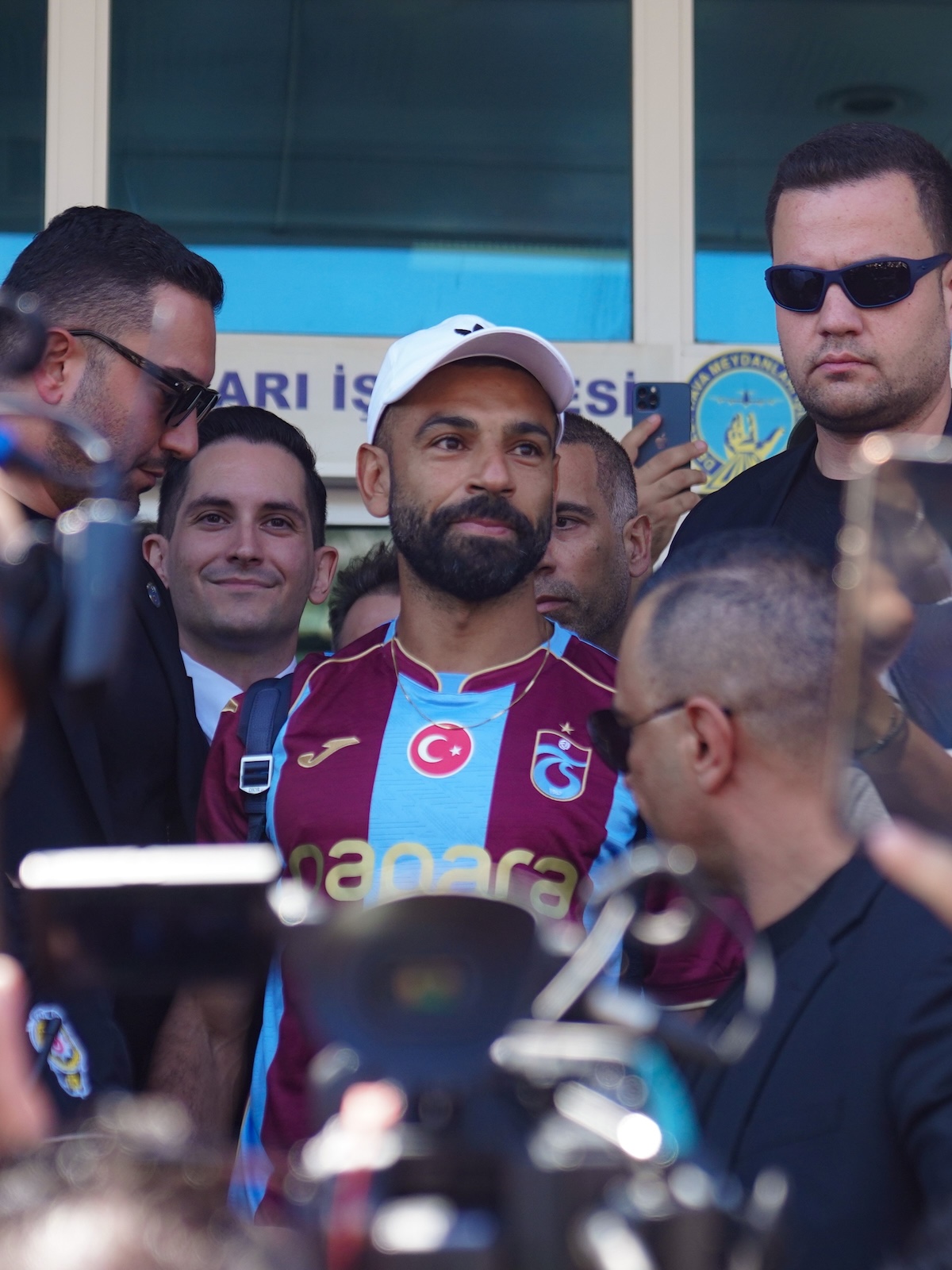 Frenetischer Empfang in Istanbul: Mohamed Salah gelandet – Präsident Ertugrul Dogan spricht Klartext zum Transfer
