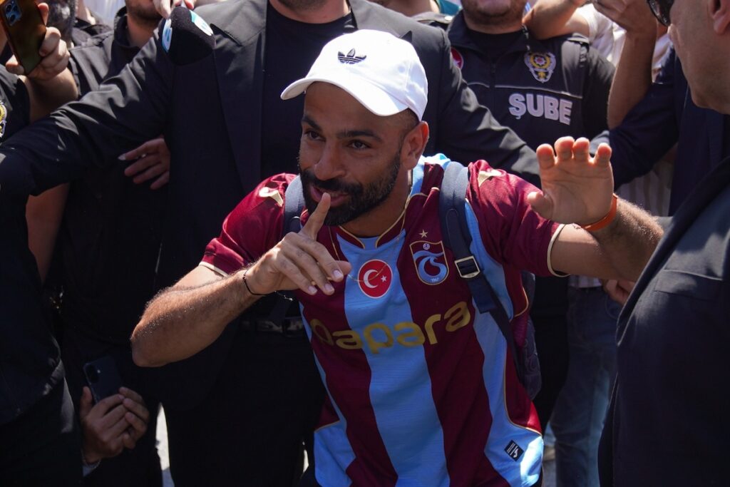 Eine Stadt wartet auf seinen neuen Megastar: Salah-Fieber und historischer Empfang in Trabzon Eine Stadt wartet auf seinen neuen Megastar: Salah-Fieber und historischer Empfang in Trabzon