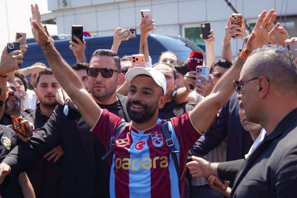 Frenetischer Empfang in Istanbul: Mohamed Salah gelandet – Präsident Ertugrul Dogan spricht Klartext zum Transfer
