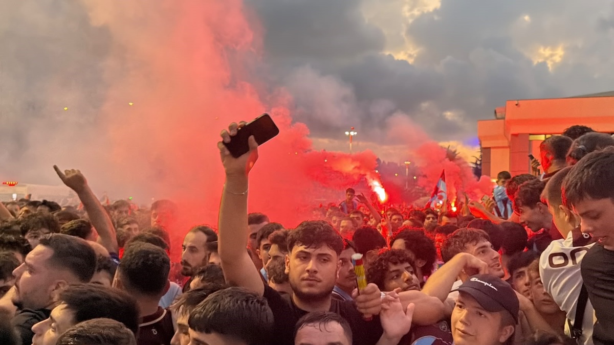 Magischer Moment am Flughafen: Mohamed Salah nach emotionalem Empfang in Trabzon überwältigt