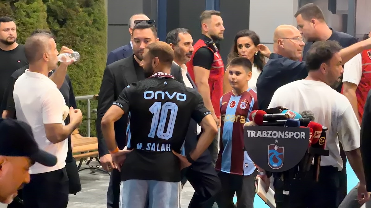 Magischer Moment am Flughafen: Mohamed Salah nach emotionalem Empfang in Trabzon überwältigt