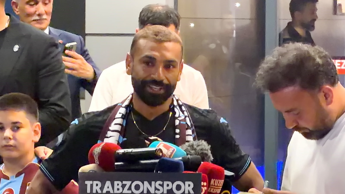 Magischer Moment am Flughafen: Mohamed Salah nach emotionalem Empfang in Trabzon überwältigt