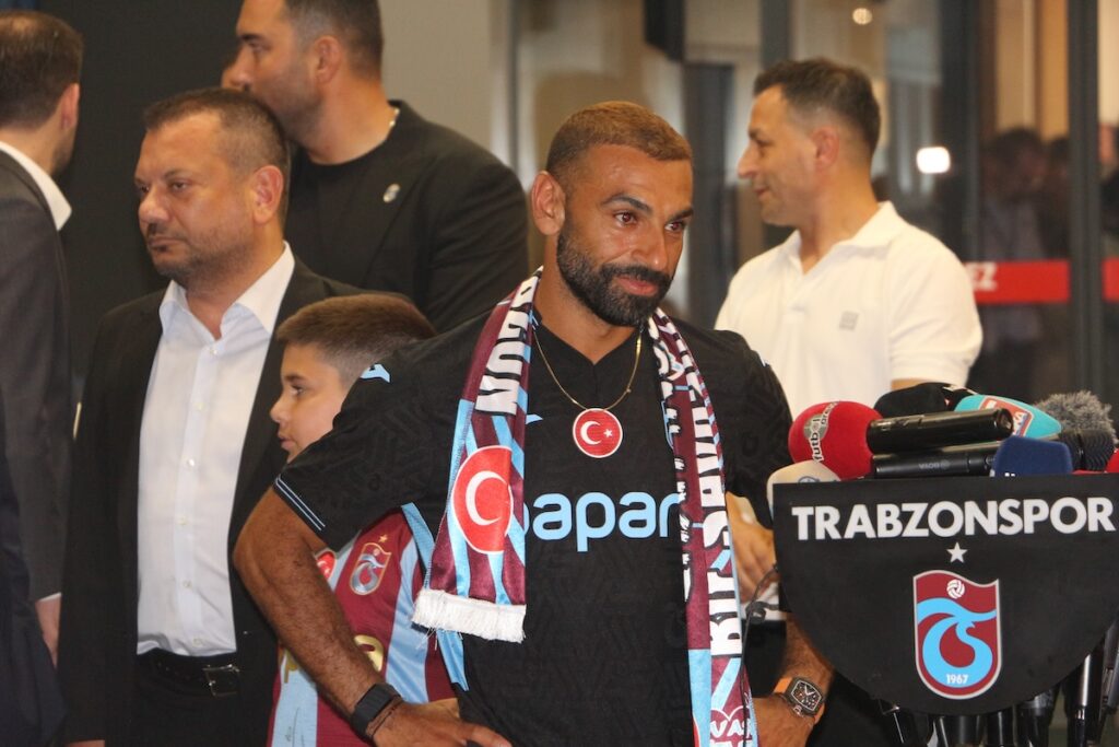 Magischer Moment am Flughafen: Mohamed Salah nach emotionalem Empfang in Trabzon überwältigt