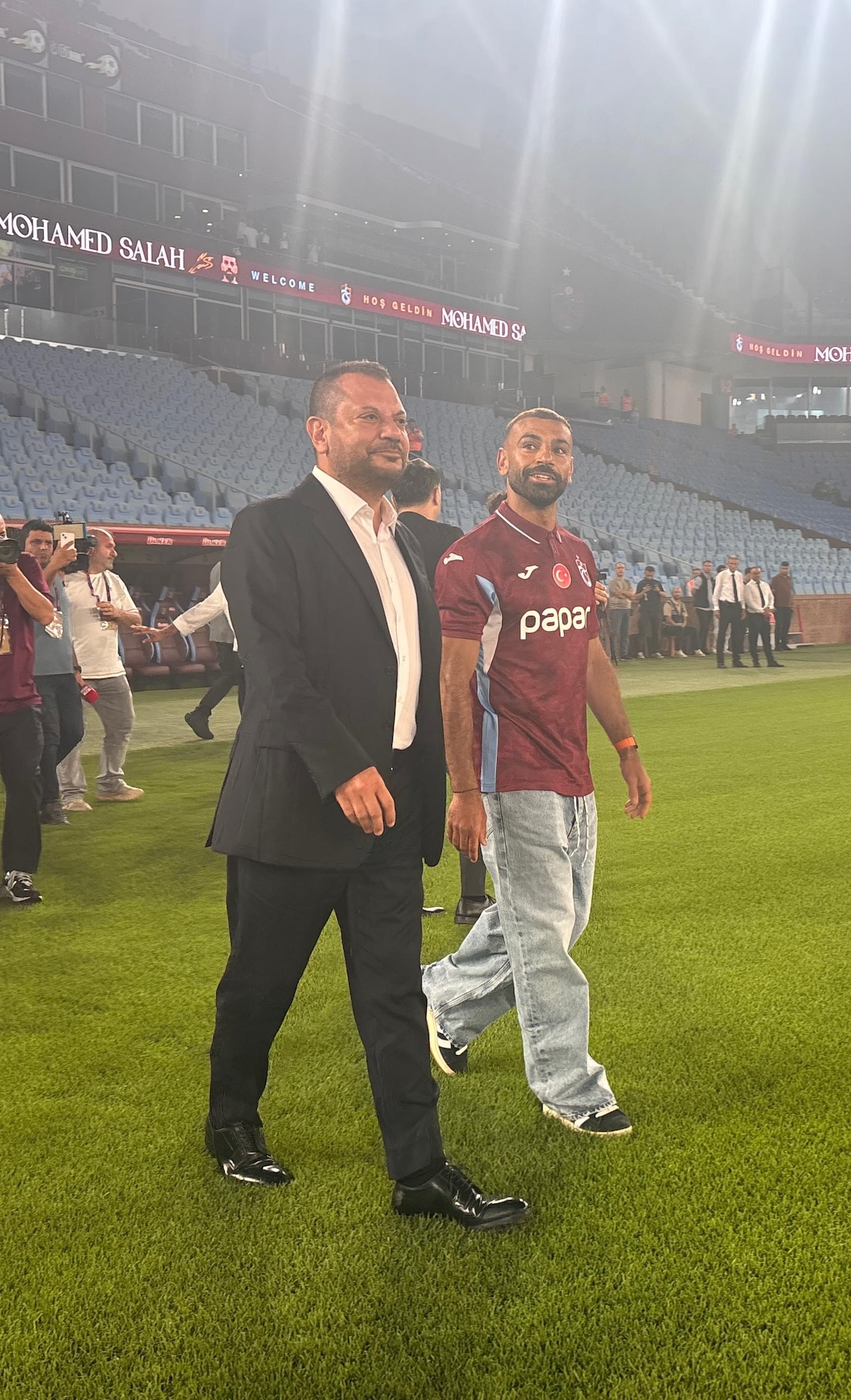 Gänsehaut-Empfang vor 30.000 Fans: Mohamed Salah unterschreibt bei Trabzonspor und verspricht Titel