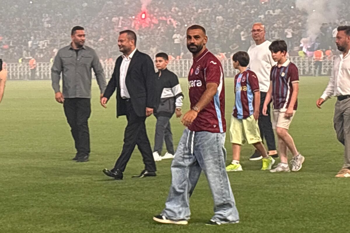 Gänsehaut-Empfang vor 30.000 Fans: Mohamed Salah unterschreibt bei Trabzonspor und verspricht Titel