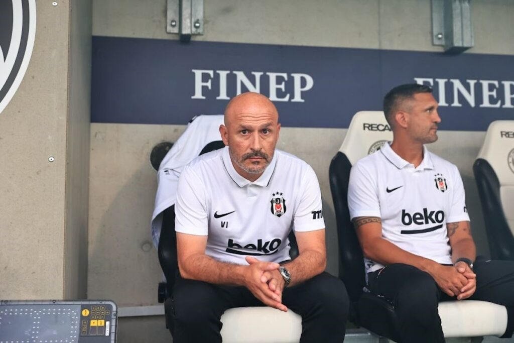 Feldüberlegenheit nach Platzverweis: Vincenzo Italiano feiert Besiktas-Charakter und Matchwinner Semih Kilicsoy Feldüberlegenheit nach Platzverweis: Vincenzo Italiano feiert Besiktas-Charakter und Matchwinner Semih Kilicsoy