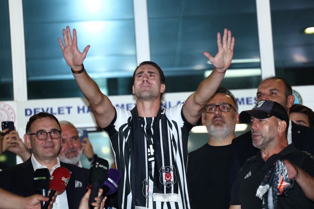 Neuzugang im Fan-Rausch gelandet: Dusan Vlahovic dockt bei Besiktas an Neuzugang im Fan-Rausch gelandet: Dusan Vlahovic dockt bei Besiktas an