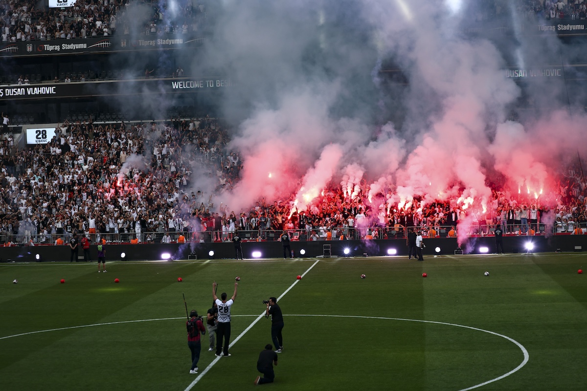 20.000 Besiktas-Fans feiern frenetisch neuen Star – Dusan Vlahovic gibt Takt vor: „Seid ihr bereit? Es geht los!“