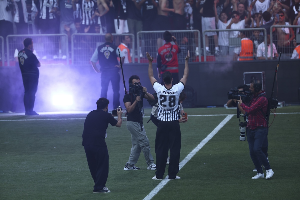 20.000 Besiktas-Fans feiern frenetisch neuen Star – Dusan Vlahovic gibt Takt vor: „Seid ihr bereit? Es geht los!“