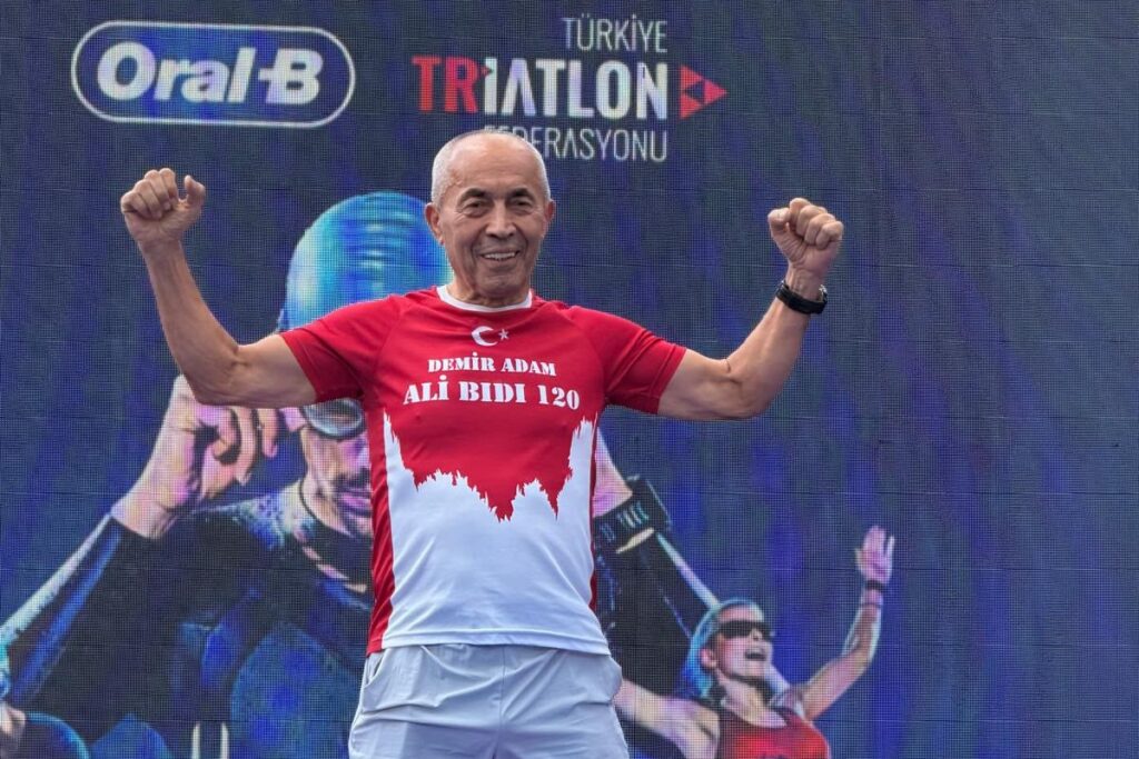 „Iron Man“ Ali Bidi triumphiert im Bosporus: 77-Jähriger holt Gold beim Istanbuler Aquatlon 2026 „Iron Man“ Ali Bidi triumphiert im Bosporus: 77-Jähriger holt Gold beim Istanbuler Aquatlon 2026
