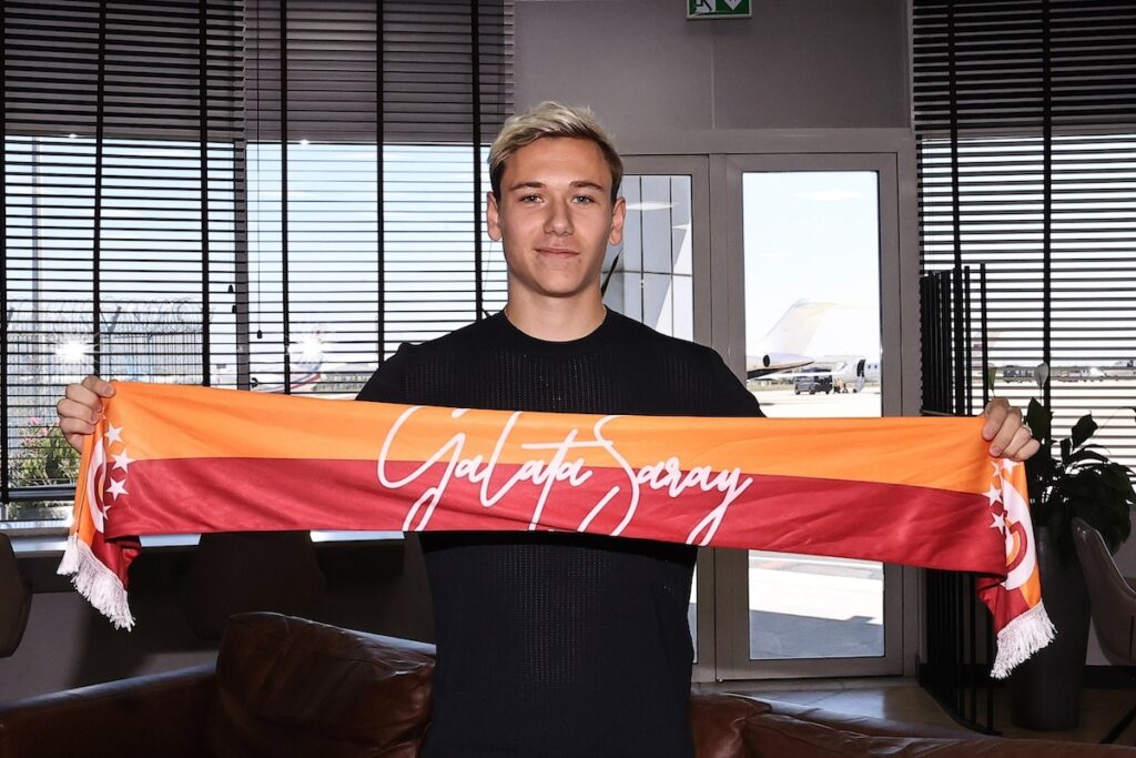 Galatasaray landet Transfer-Coup: Aleksey Batrakov in Istanbul eingetroffen und schreibt Vereinsgeschichte Galatasaray landet Transfer-Coup: Aleksey Batrakov in Istanbul eingetroffen und schreibt Vereinsgeschichte