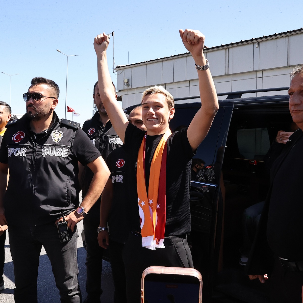 Bus-Geheimnis und Elfmeter-Geschenk: Galatasarays Neuzugang Aleksey Batrakov schwärmt von Victor Osimhen