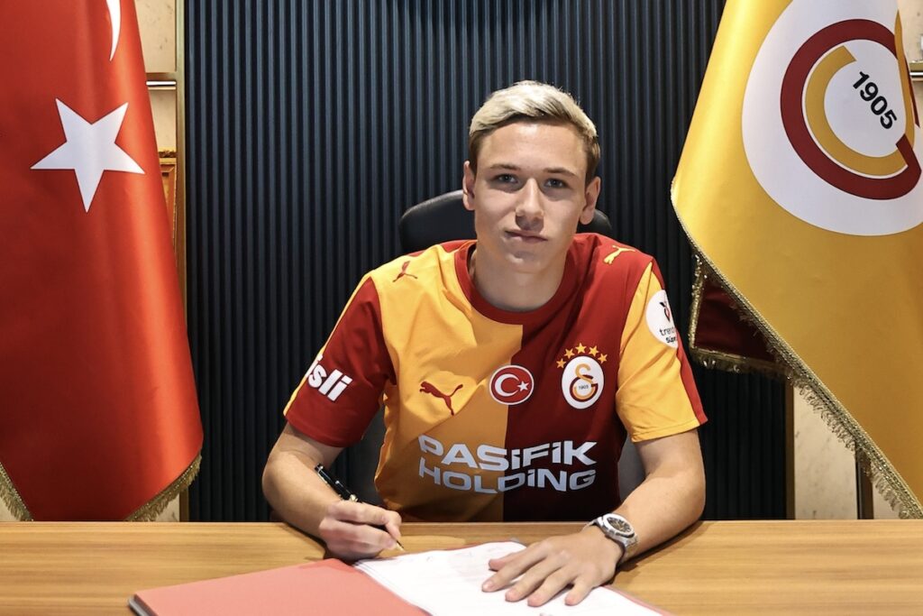 Fünfjahresvertrag unterschrieben: Galatasaray enthüllt alle Millionen-Details zum Batrakov-Deal Fünfjahresvertrag unterschrieben: Galatasaray enthüllt alle Millionen-Details zum Batrakov-Deal